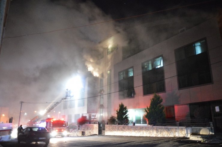 Esenyurt’da dört katlı bir tekstil fabrikasında yangın