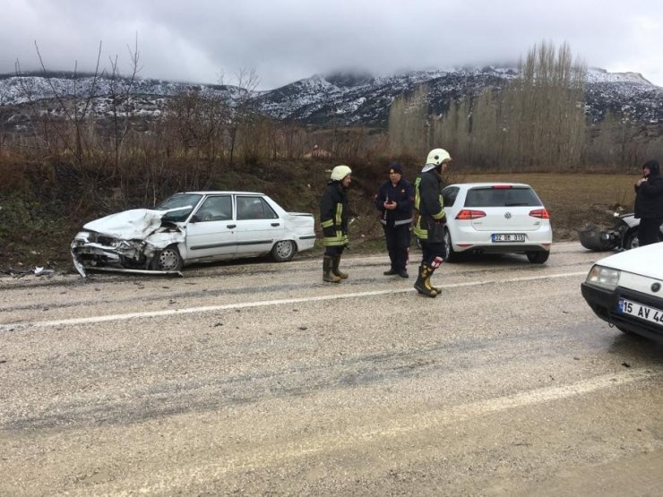 Dağ yolunda otomobiller kafa kafaya çarpıştı: 2 yaralı