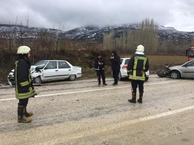 Dağ yolunda otomobiller kafa kafaya çarpıştı: 2 yaralı