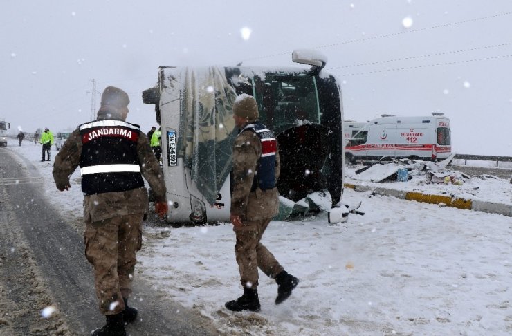 Erzincan’da buzlanan yolda otobüs yan yattı: 46 yaralı