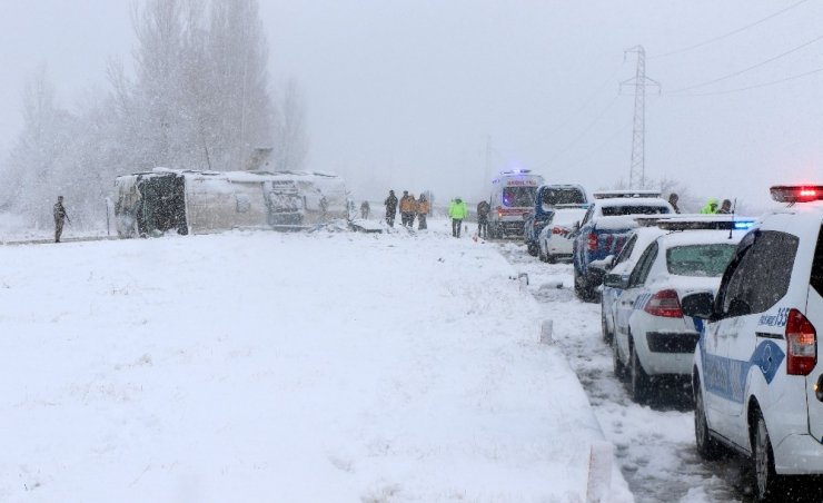 Erzincan’da buzlanan yolda otobüs yan yattı: 46 yaralı
