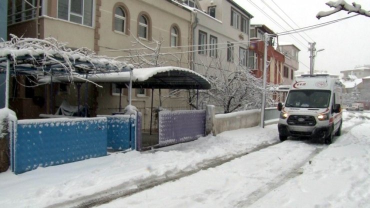 3 kişi karbonmonoksit gazından zehirlendi