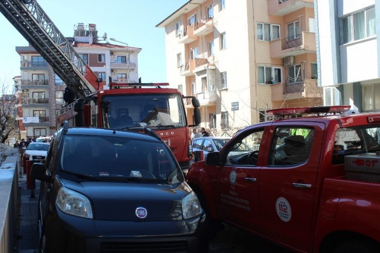Elektrik kontağından çıkan yangını büyümeden söndürüldü