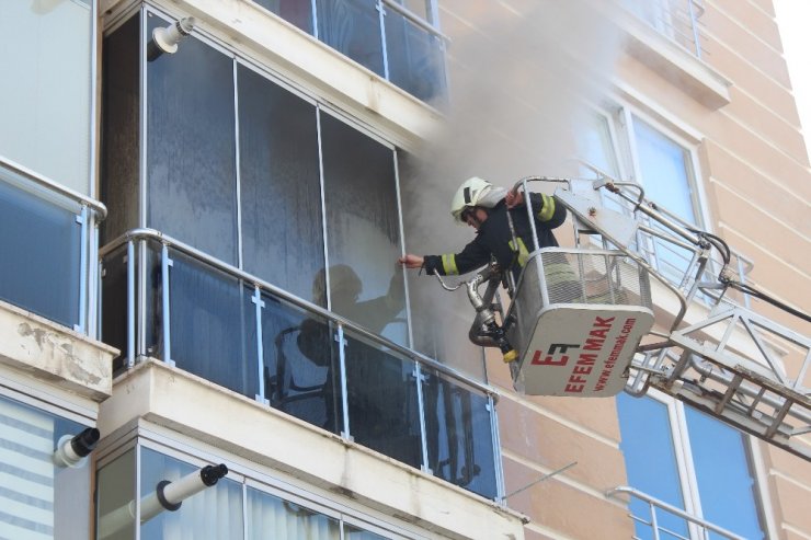 Elektrik kontağından çıkan yangını büyümeden söndürüldü