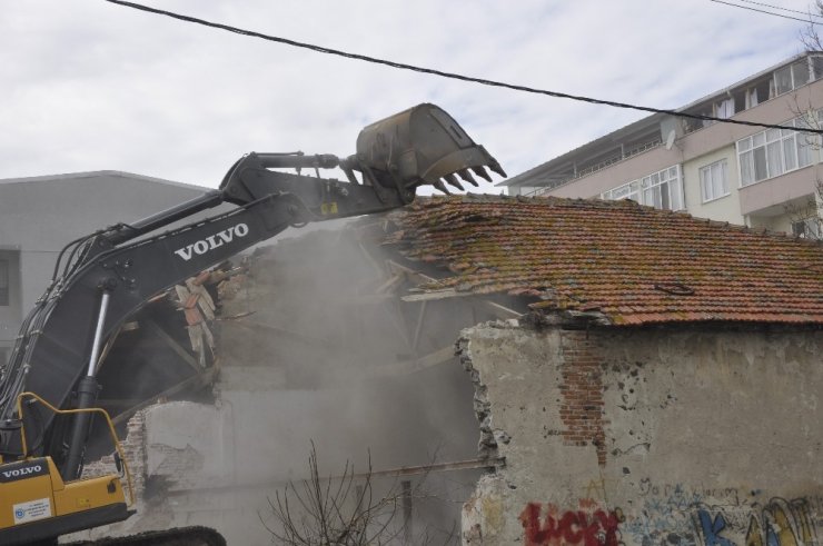 Uyuşturucu için mesken tutulan metruk yapılar yıkılıyor