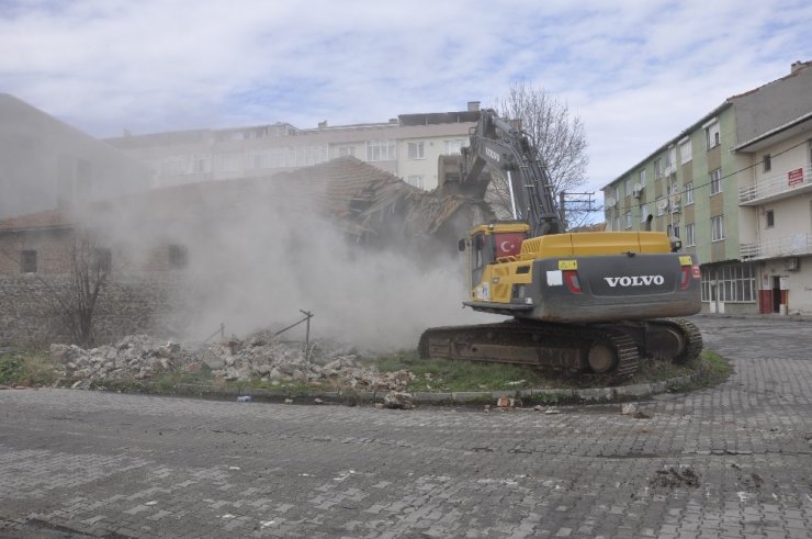 Uyuşturucu için mesken tutulan metruk yapılar yıkılıyor