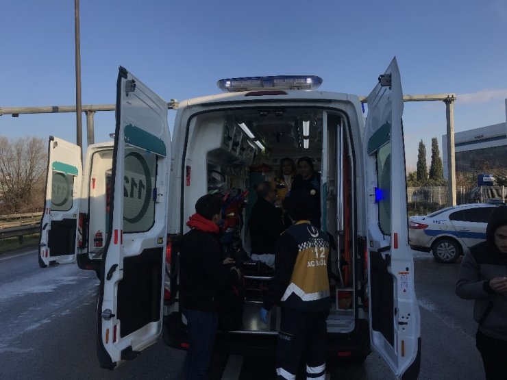 Yabancı uyruklu yolcuları taşıyan otobüs tıra çarptı: 6 yaralı