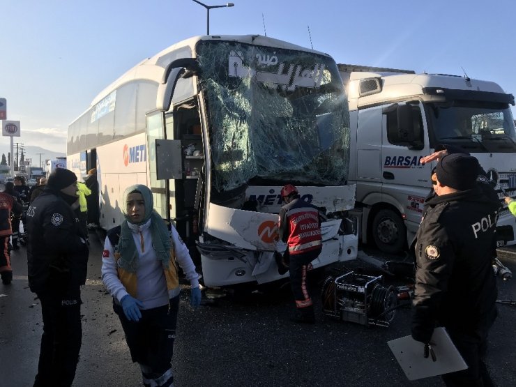 Yabancı uyruklu yolcuları taşıyan otobüs tıra çarptı: 6 yaralı