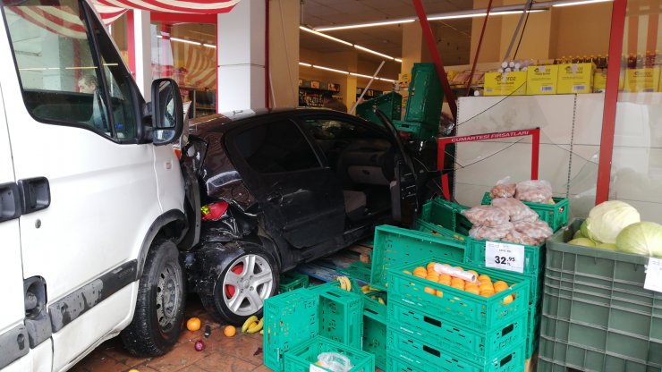 Samsun'da minibüsün çarptığı otomobil markete girdi: 1 yaralı