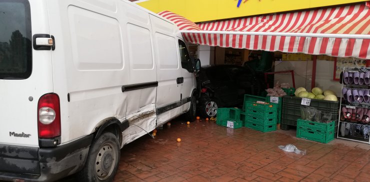 Samsun'da minibüsün çarptığı otomobil markete girdi: 1 yaralı