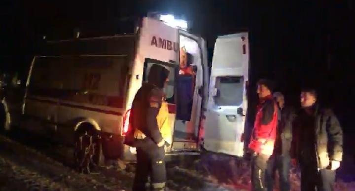 Kar yolları kapattı, hasta kadının yardımına UMKE ekipleri yetişti