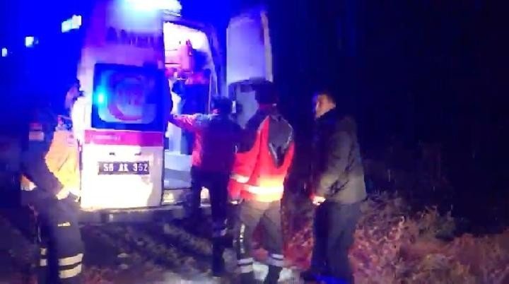 Kar yolları kapattı, hasta kadının yardımına UMKE ekipleri yetişti