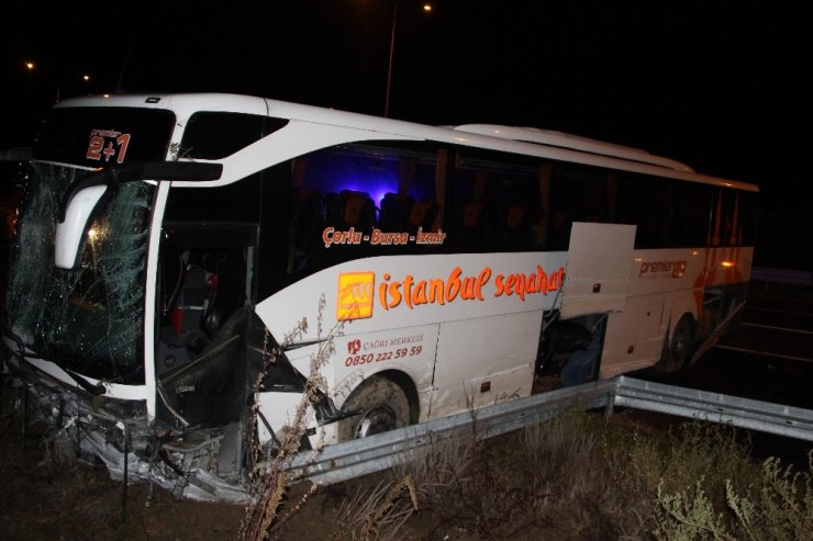 TEM Otoyolunda bariyerlere çarpan otobüs yoldan çıktı 7 kişi yaralandı
