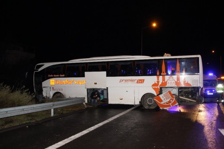 TEM Otoyolunda bariyerlere çarpan otobüs yoldan çıktı 7 kişi yaralandı