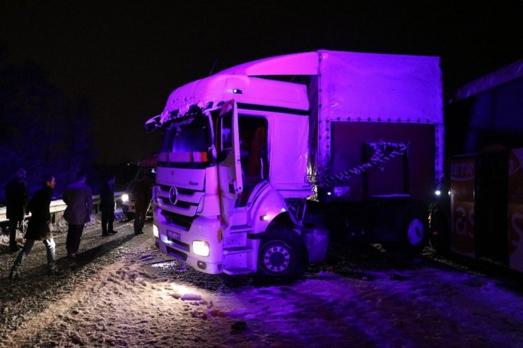TEM’de zincirleme trafik kazası: 1 ölü 19 yaralı