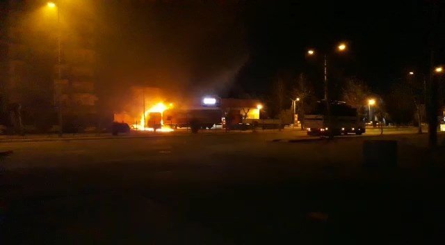 Temel tüketim malzemesi yüklü tır alev alev yandı