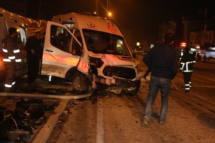 Ambulansın da karıştığı kazada 5 kişi yaralandı