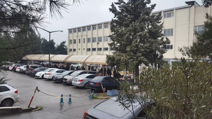Eşi tarafından otomobilden atıldığı iddia edilen kadın ölüm kalım mücadelesi veriyor