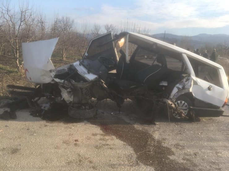 İki otomobil kafa kafaya çarpıştı: 1’i ağır 4 yaralı