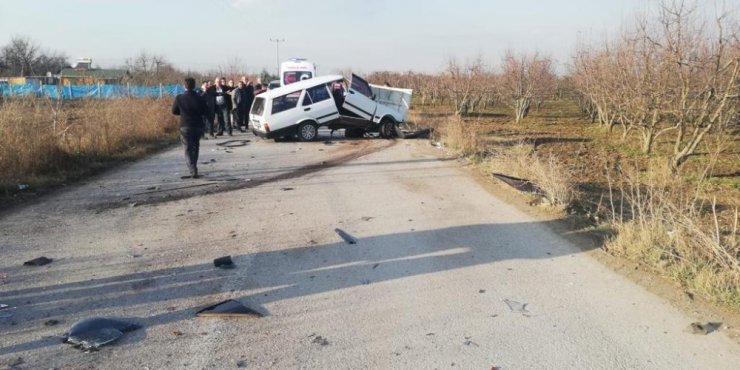 İki otomobil kafa kafaya çarpıştı: 1’i ağır 4 yaralı