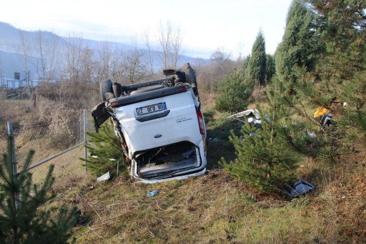 Yoldan çıkan minibüs şarampole yuvarlandı: 9 yaralı
