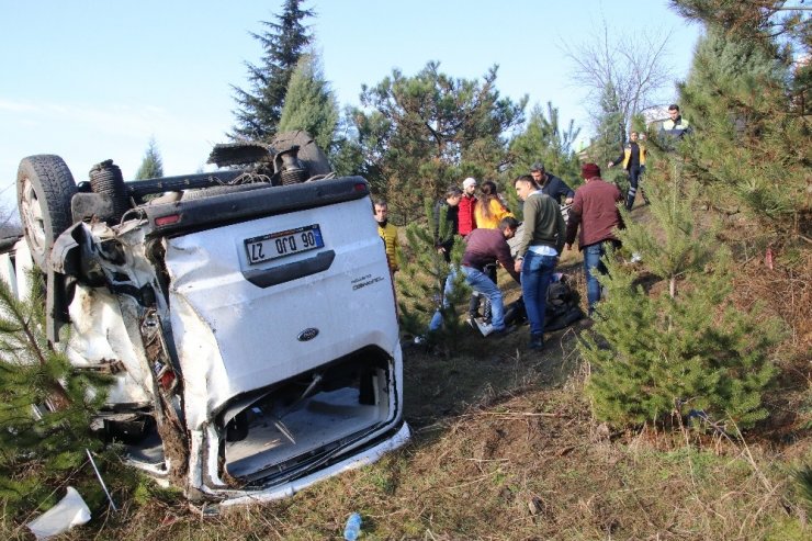 Yoldan çıkan minibüs şarampole yuvarlandı: 9 yaralı