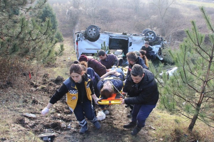 Yoldan çıkan minibüs şarampole yuvarlandı: 9 yaralı