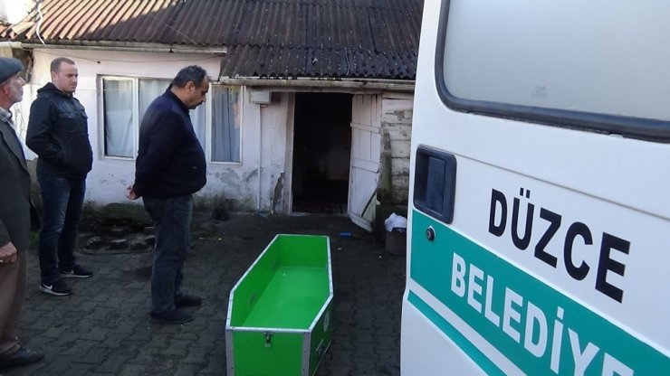 Yaşlı kadın evinde ölü olarak bulundu
