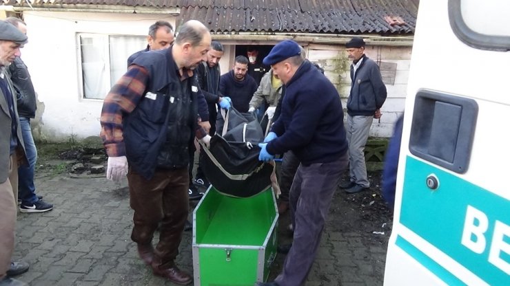 Yaşlı kadın evinde ölü olarak bulundu