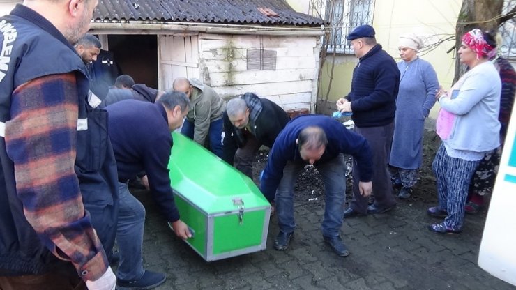 Yaşlı kadın evinde ölü olarak bulundu