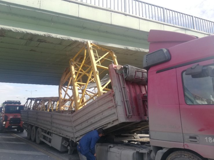 TEM bağlantı yolunda tır üst geçide takıldı