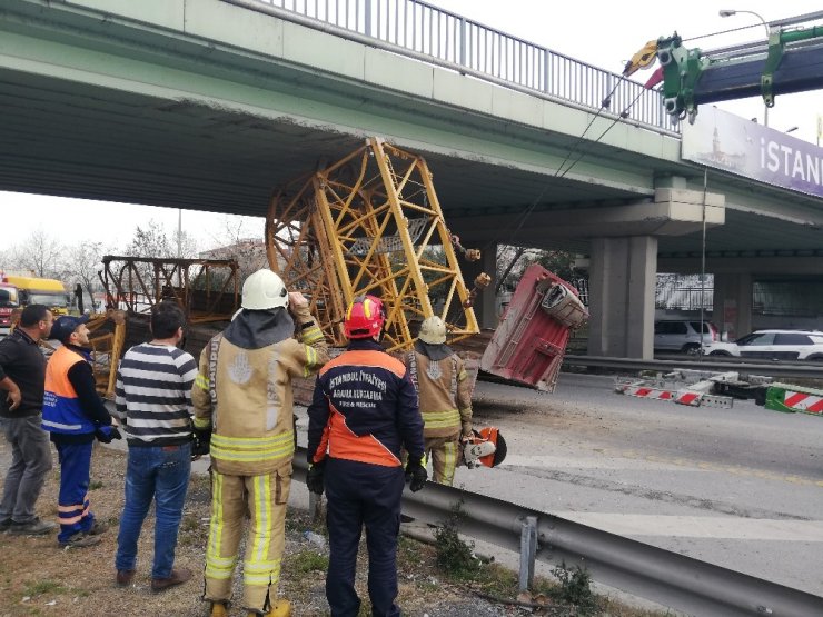 TEM bağlantı yolunda tır üst geçide takıldı