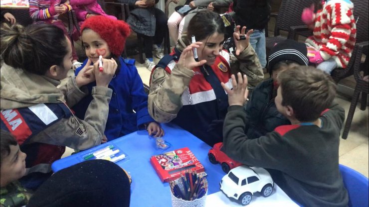 Kadın astsubaylar depremzede çocukları yalnız bırakmıyor