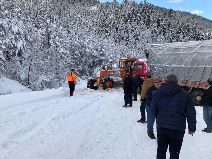 Yolda kayan saman yüklü kamyon, trafiği durdurdu