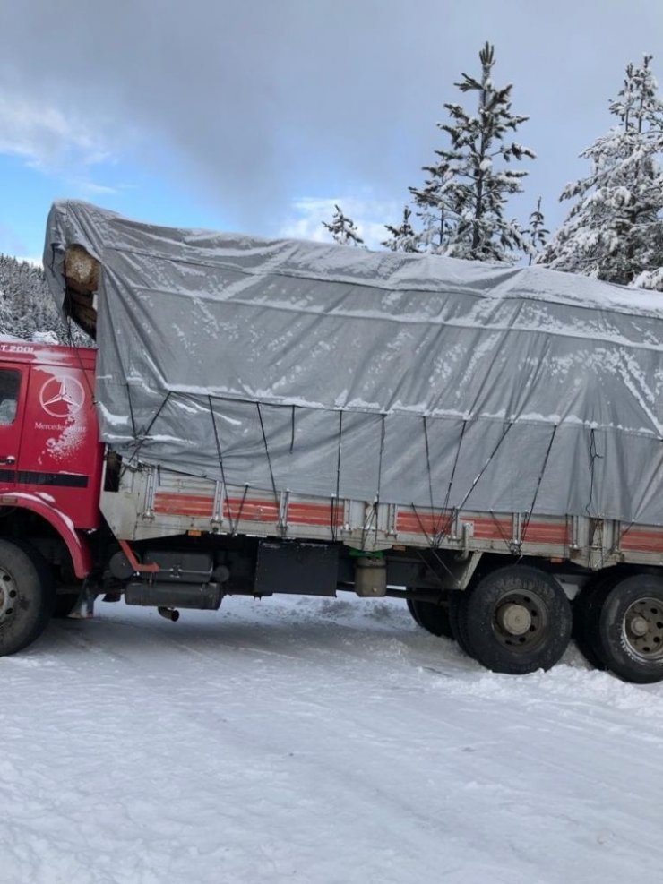 Yolda kayan saman yüklü kamyon, trafiği durdurdu