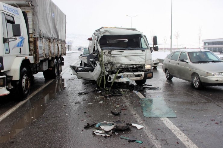 Çekici ile halk otobüsü çarpıştı: 6 yaralı