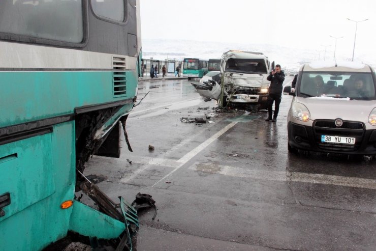 Çekici ile halk otobüsü çarpıştı: 6 yaralı