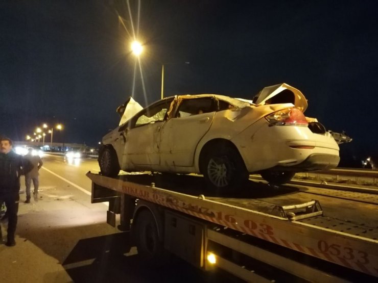 Kaza yapan araç taklalar atarak ana yola uçtu: 3 yaralı