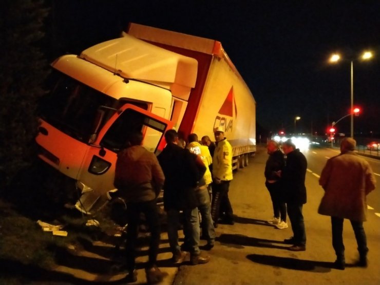 Alkollü sürücünün kullandığı tır bariyerleri parçaladı