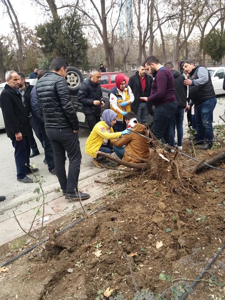 Konya’da ağaca çarpan otomobil devrildi: 1 yaralı