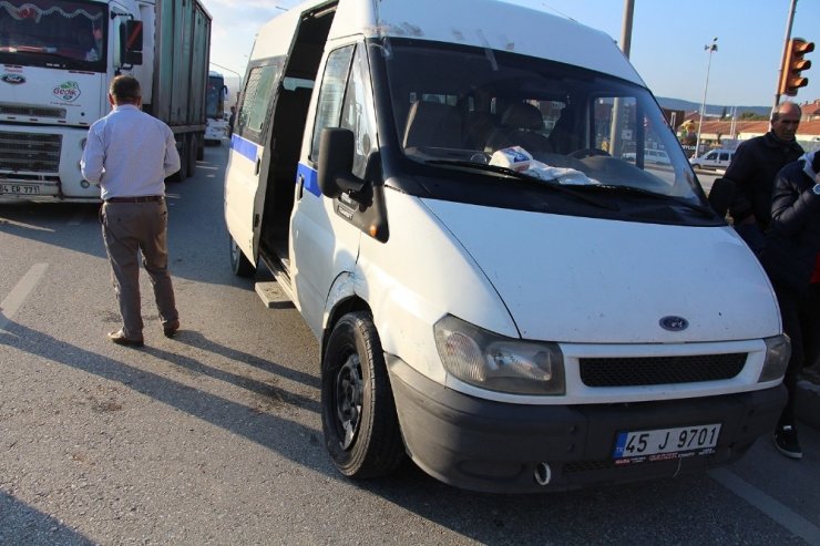 İşçi servisi otomobille çarpıştı: 1 yaralı