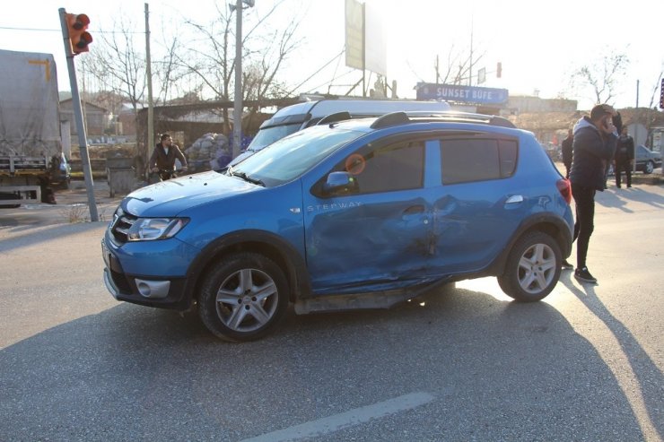 İşçi servisi otomobille çarpıştı: 1 yaralı