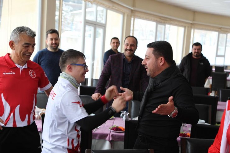 Nevşehir Belediye Başkan Arı, Down Sendromlular Atletizm Milli Takımı'nı ziyaret etti