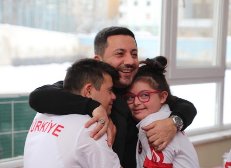 Başkan Arı, Down Sendromlular Atletim Milli Takım kampını ziyaret etti