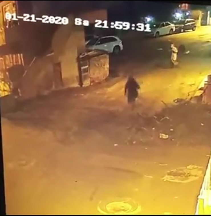 Pendik’te yaşlı kadının çantasını çalan kapkaççı kamerada