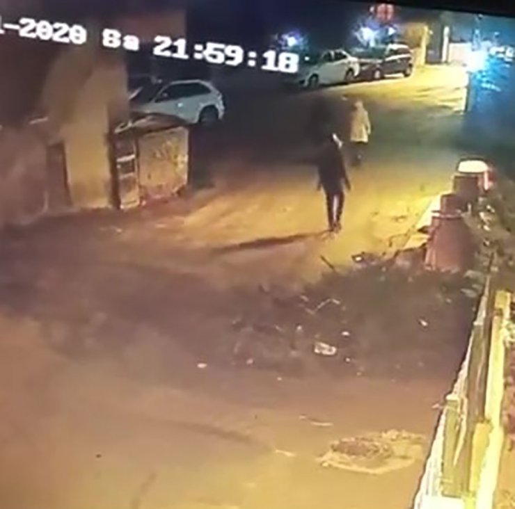 Pendik’te yaşlı kadının çantasını çalan kapkaççı kamerada