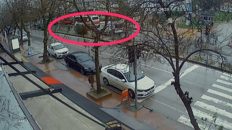 Minibüsün yaşlı kadına çarparak ölümüne sebep olan kaza güvenlik kamerasında