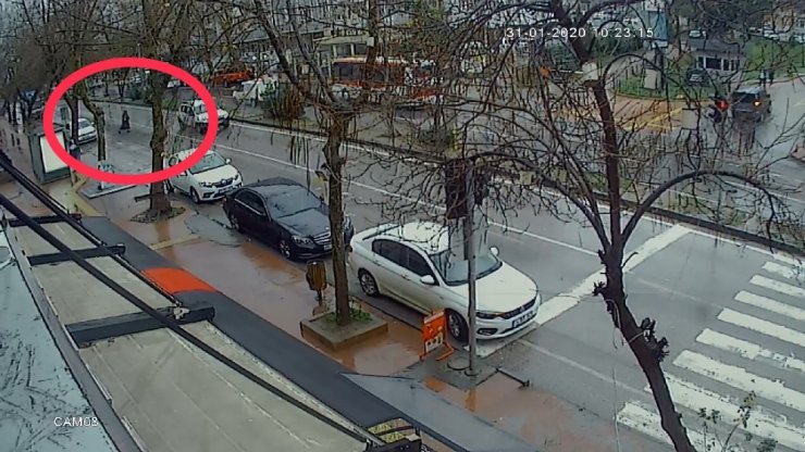 Minibüsün yaşlı kadına çarparak ölümüne sebep olan kaza güvenlik kamerasında
