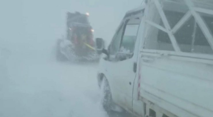 Siirt’te kar ve tipide mahsur kalan araç kurtarıldı