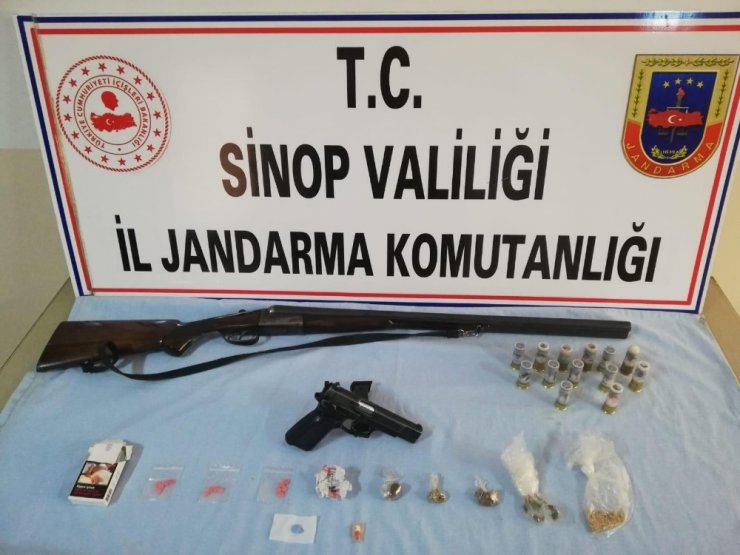 Aranan adreslerden ruhsatsız silah ve uyuşturucu çıktı